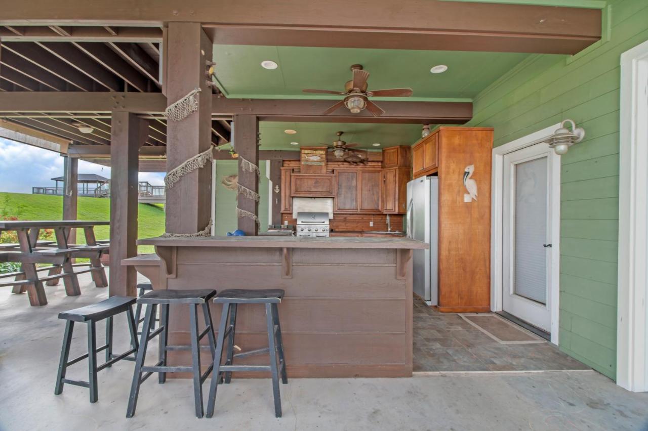 Luxury Waterfront Home Family And Pet Friendly Near Surfside Beach 11 Mins Фрипорт Экстерьер фото